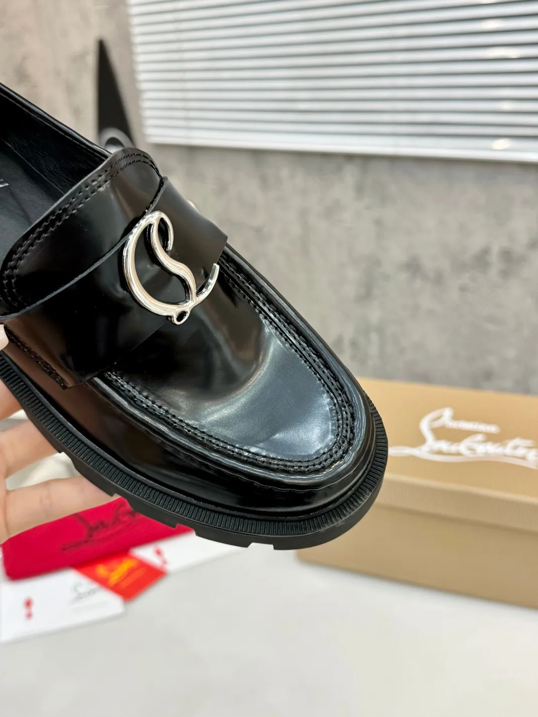 👟👟Ex-factory price 560👟👟 Top version, exclusive customization, purchasing agent level ⚡⑦ colors to choose from. Reintroducing Christian Louboutin (CL) logo design, the latest catwalk style of red-soled shoes 💥abbreviated as CL red-soled shoes T-stage catwalk style👠a new style of fresh air with a touch of nobility, perfect on the feet💃elegant and crystal clear, all accessories, materials and layouts are all customized 1:1 from the original version, zero distance from the original version 1⃣Upper: cowhide open edge beads 2⃣Inner: sheepskin 3⃣Outsole: Original one-to-one molded anti-slip two-color outsole with logo 4⃣🔺Original packaging 5⃣Number of yards: 35-42 (refundable or exchangeable if ordering 42)